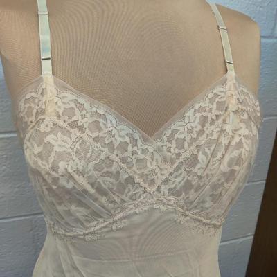 VINTAGE VANITY FAIR CREAM NYLON FULL SLIP SIZE 36