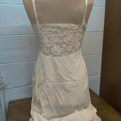 VINTAGE VANITY FAIR CREAM NYLON FULL SLIP SIZE 36