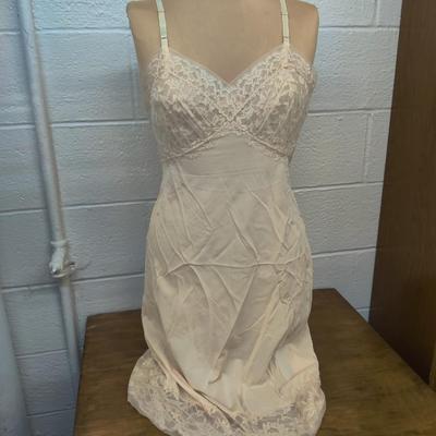 VINTAGE VANITY FAIR CREAM NYLON FULL SLIP SIZE 36