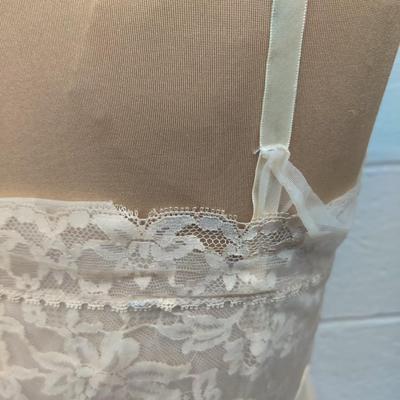 VINTAGE VANITY FAIR CREAM NYLON FULL SLIP SIZE 36