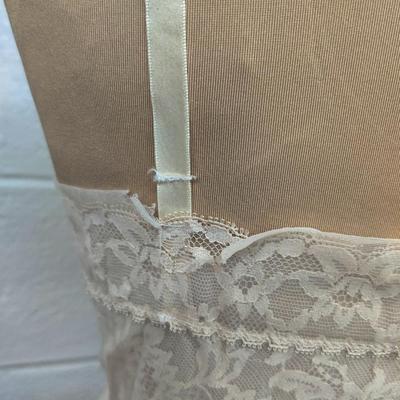 VINTAGE VANITY FAIR CREAM NYLON FULL SLIP SIZE 36
