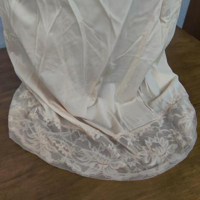 VINTAGE VANITY FAIR CREAM NYLON FULL SLIP SIZE 36