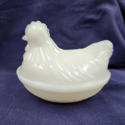 VINTAGE MILK GLASS 2 PC HEN GLASS COLLECTABLE