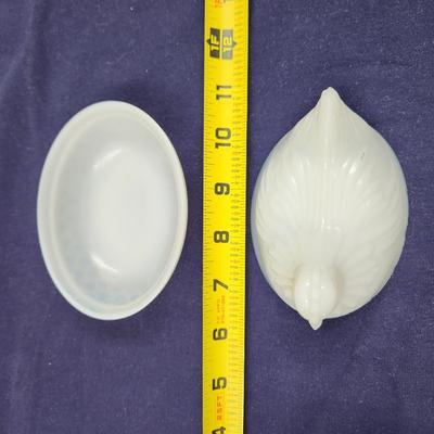 VINTAGE MILK GLASS 2 PC HEN GLASS COLLECTABLE