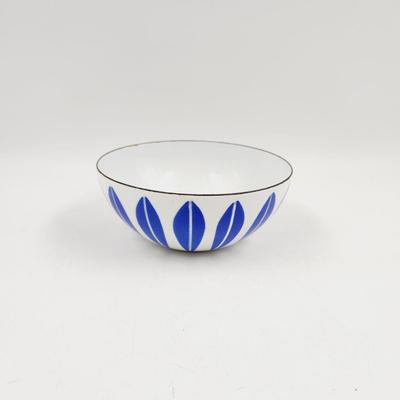 VINTAGE CATHERINE HOLM COLBALT BLUR & WHITE LOTUS ENAMEL WARE BOWL