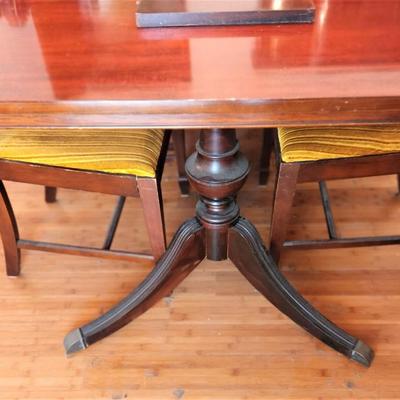 Lot #127  Vintage Dining Room Table/Chairs - I Extra Leaf