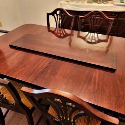 Lot #127  Vintage Dining Room Table/Chairs - I Extra Leaf