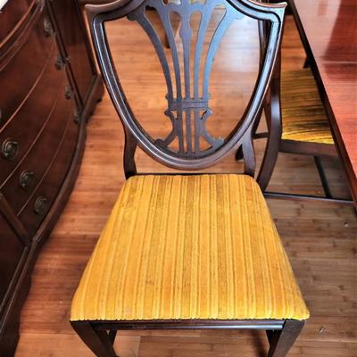 Lot #127  Vintage Dining Room Table/Chairs - I Extra Leaf