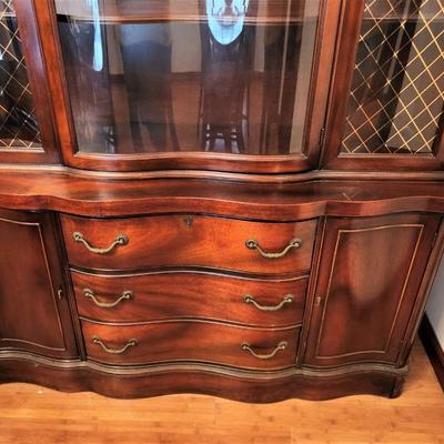 Lot #129  Vintage Flame Mahogany BROYHILL China/Display Cabinet