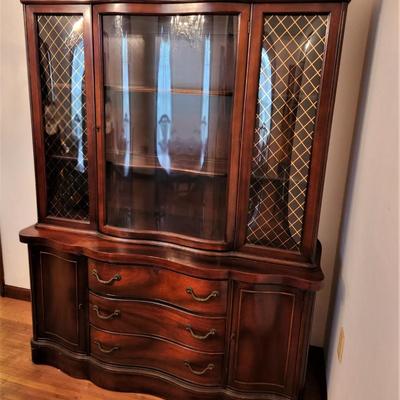 Lot #129  Vintage Flame Mahogany BROYHILL China/Display Cabinet