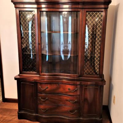Lot #129  Vintage Flame Mahogany BROYHILL China/Display Cabinet