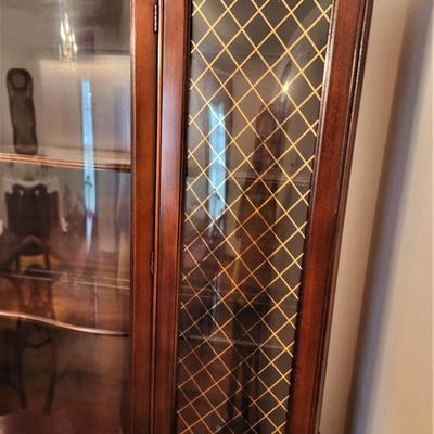 Lot #129  Vintage Flame Mahogany BROYHILL China/Display Cabinet