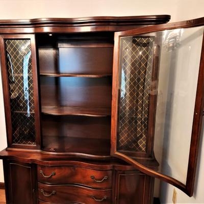 Lot #129  Vintage Flame Mahogany BROYHILL China/Display Cabinet