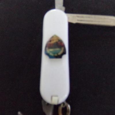 3 FOLDING KNIVES; COORS, BUFFALO BILL, GARDEN OF THE GODS.