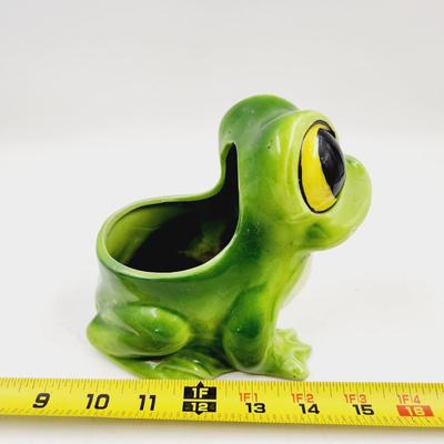 VINTAGE CERAMIC BIG EYE FROG PLANTER