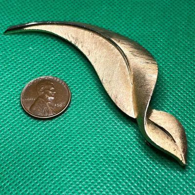 TRIFARI STREAMLINED GOLD TONE LEAF PIN