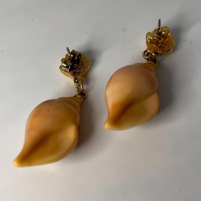 SEASHORE THEME FAUX CONCH SHELL EARRINGS