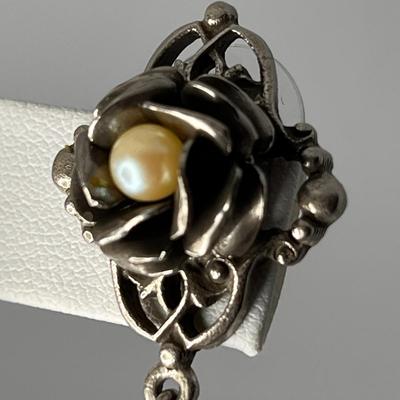 FAUX PEARL AND FLOWER DANGLE EARRINGS