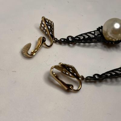 VINTAGE FILAGREE FAUX PEARL DANGLE EARRINGS