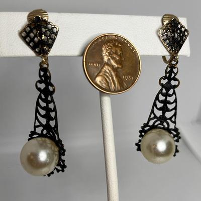 VINTAGE FILAGREE FAUX PEARL DANGLE EARRINGS