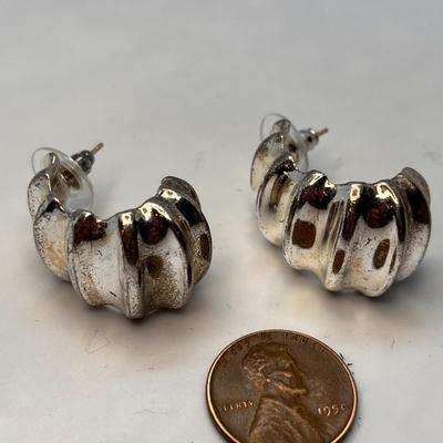 SHRIMP SHAPE PIERCED EARRINGS