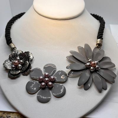 FABULOUS TRIPLE FLAIR FLORAL NECKLACE