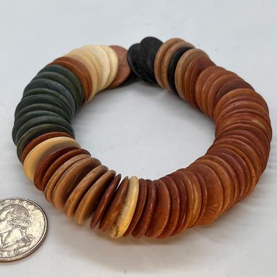WOOD DISC BEAD BRACELET MULTI-HUED BEADS