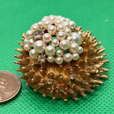 FAB SEA URCHIN PEARL, RHINESTONE PIN