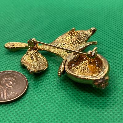 GOLD TONE RHINESTONE FLOWER PIN