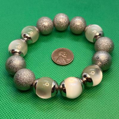 BIG BEAD GLASS, SILVER GLITTER BRACELET