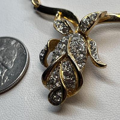 LOVELY FLORAL PENDANT NECKLACE