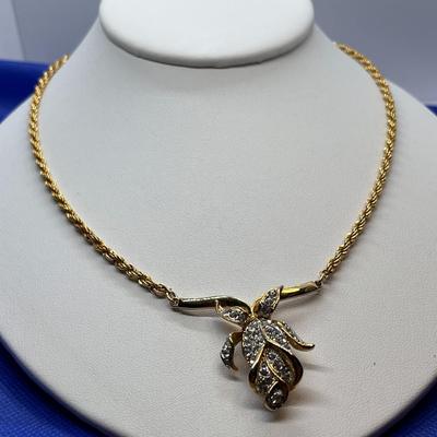 LOVELY FLORAL PENDANT NECKLACE