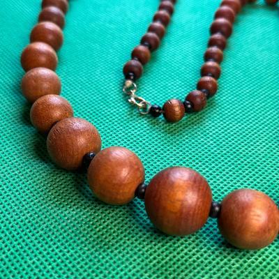LOVELY GRADUATED SIZE WOOD BEAD NECKLACE