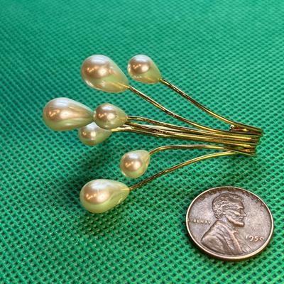 LOVELY TEARDROP PEARL GOLD TONE PIN