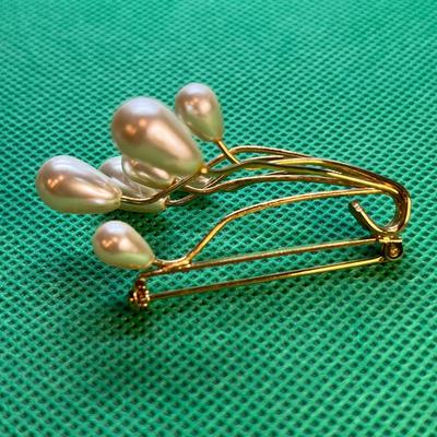 LOVELY TEARDROP PEARL GOLD TONE PIN