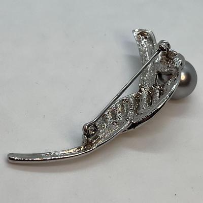 VINTAGE RHINESTONE GRAY PEARL SWOOP PIN