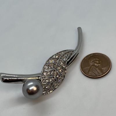 VINTAGE RHINESTONE GRAY PEARL SWOOP PIN