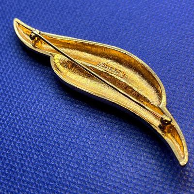 VINTAGE GOLD TONE NAPIER DOUBLE SWOOP PIN