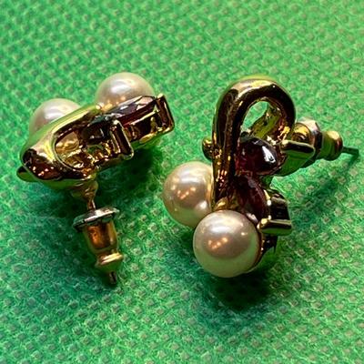 PEARLY GOLD TONE RED RHINESTONE EARRINGS