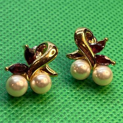 PEARLY GOLD TONE RED RHINESTONE EARRINGS