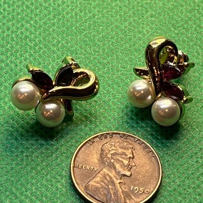 PEARLY GOLD TONE RED RHINESTONE EARRINGS