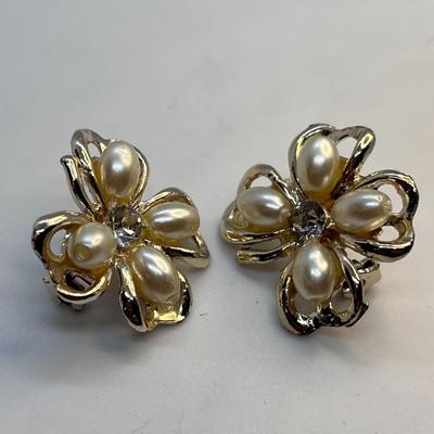 PAIR VINTAGE CLOVER PEARLY PINS 2 PC. MATCHING SET