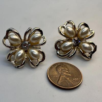 PAIR VINTAGE CLOVER PEARLY PINS 2 PC. MATCHING SET