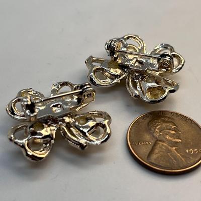 PAIR VINTAGE CLOVER PEARLY PINS 2 PC. MATCHING SET