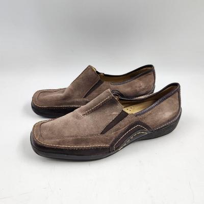 NATURALIZERS 8M SUEDE LOAFERS