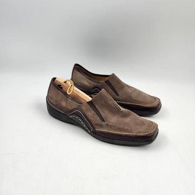 NATURALIZERS 8M SUEDE LOAFERS