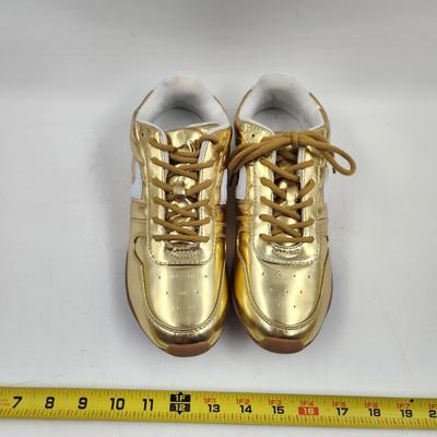 WOMENS GOLD SIZE 8.5 SNEAKERS - NEW