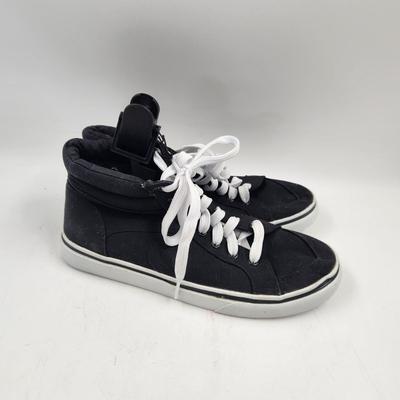 TIME & TRU WOMANS SIZE 9 CANVAS HI TOPS