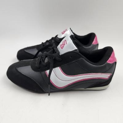 NEW W/ OUT TAGS - SB WOMENS SIZE 8 WOMENS SNEAKERS
