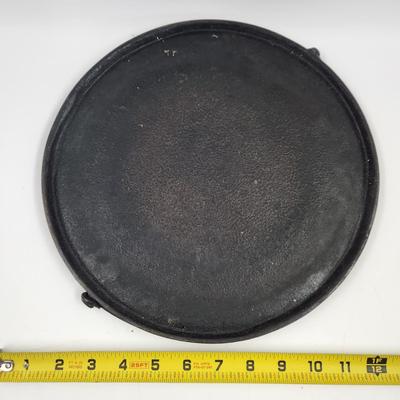 LARGE CAST IRON ROUND GRIDDLE W/ HANDLE